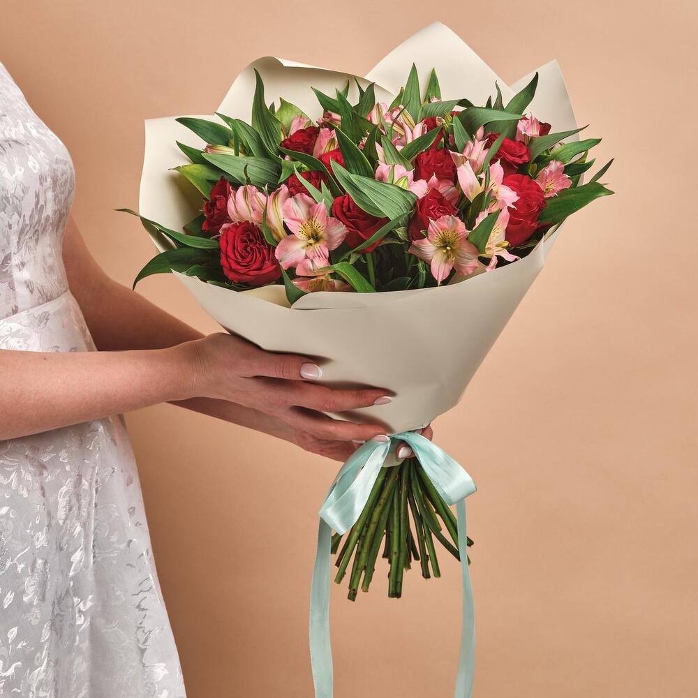 Букет «Нежность слов» — гармония красных роз и нежных альстромерий Альметьевск Республика Татарстан