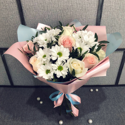 Букет из свежих роз и белых хризантем – гармония нежности и чистоты Альметьевск Республика Татарстан
