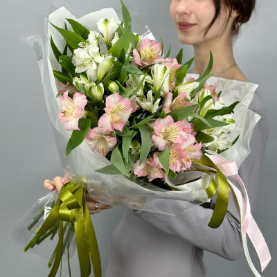 Букет «Нежность» – трогательное сочетание белых и розовых альстромерий Альметьевск Республика Татарстан