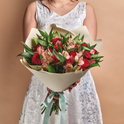 Букет «Нежность слов» — гармония красных роз и нежных альстромерий Альметьевск Республика Татарстан
