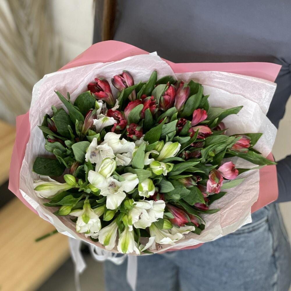 Букет «Люблю»– страсть и чистота в красно-белых альстромериях Альметьевск Республика Татарстан