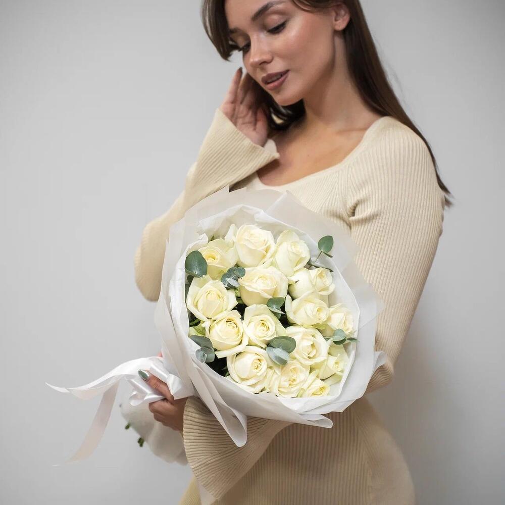 Букет из 15 белых роз с эвкалиптом – чистота и изысканность Альметьевск Республика Татарстан
