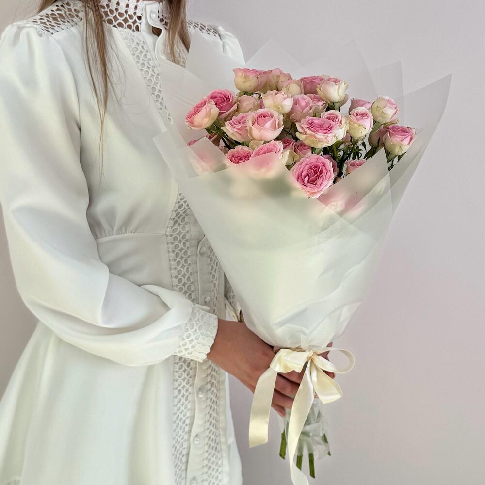 Букет «Нежный аромат» – пышные розовые кустовые розы в элегантной упаковке Альметьевск Республика Татарстан