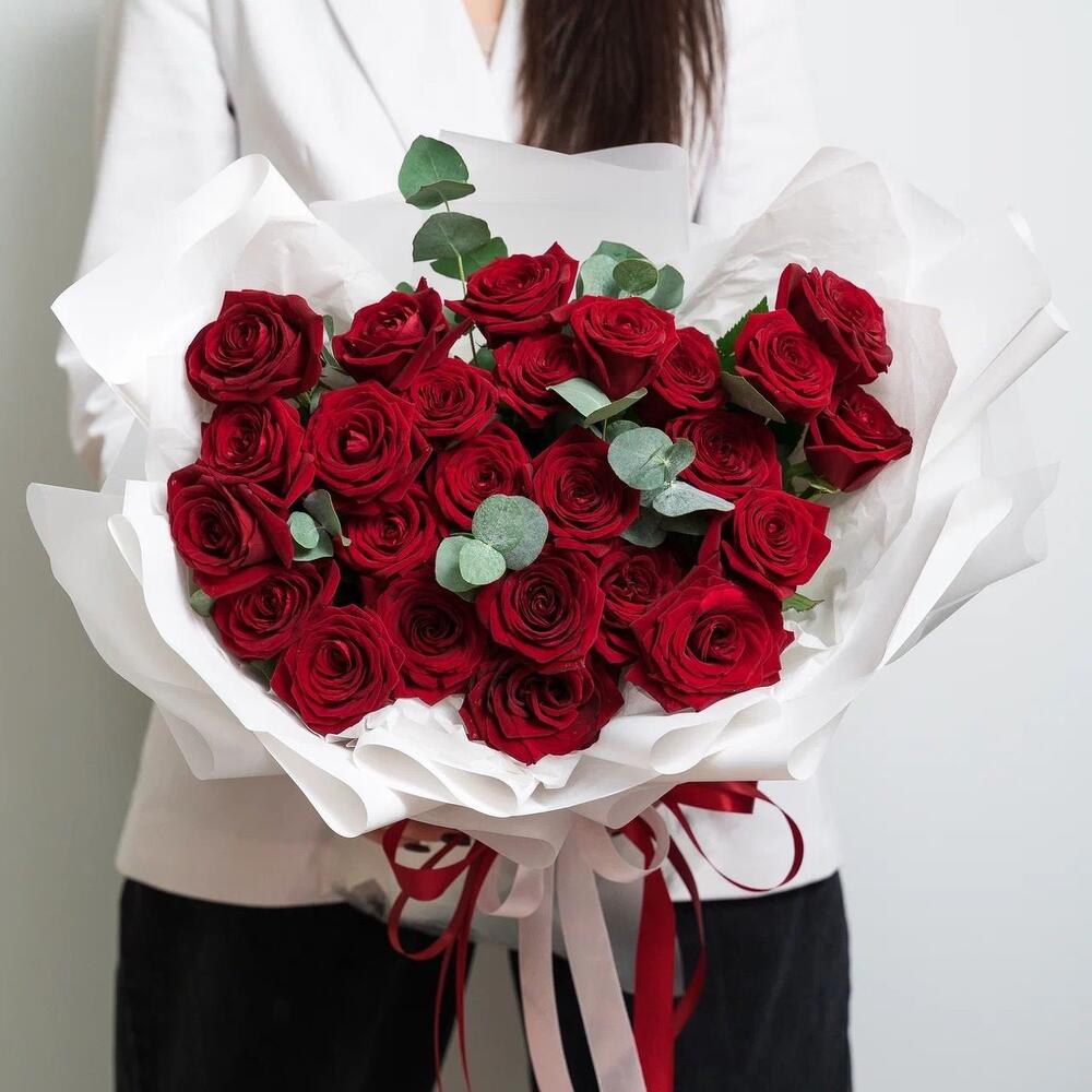 Роскошный букет из 25 красных роз с эвкалиптом – королевский подарок  Альметьевск Республика Татарстан